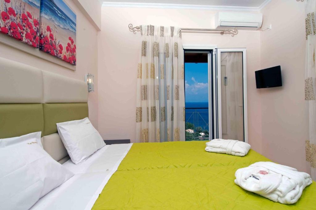 Brentanos Apartments - A - View Of Paradise Gastouri  Camera foto