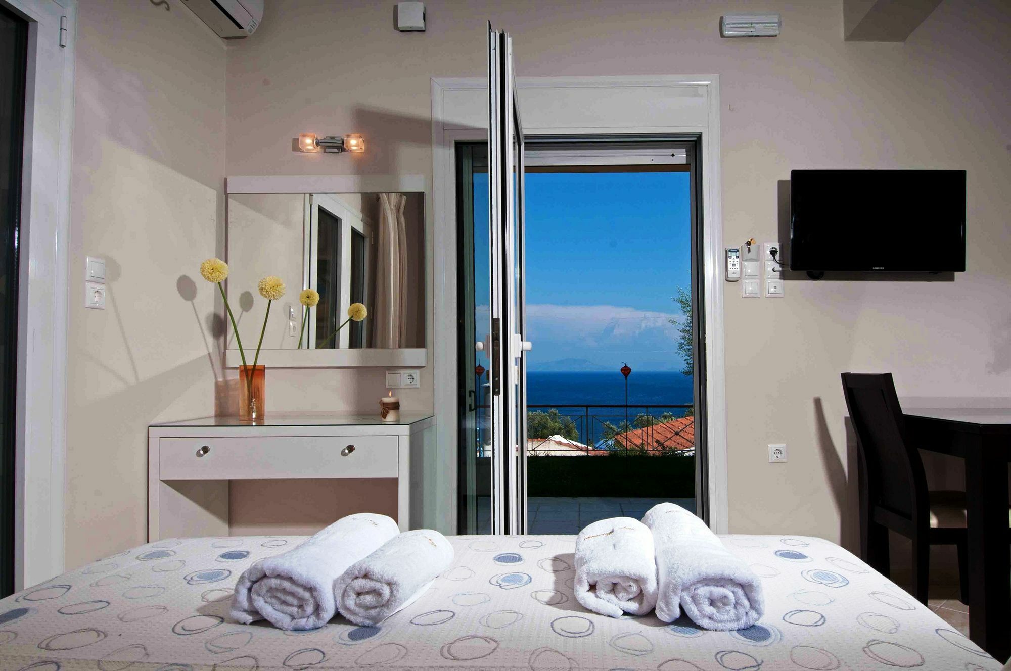 Brentanos Apartments - A - View Of Paradise Gastouri  Esterno foto